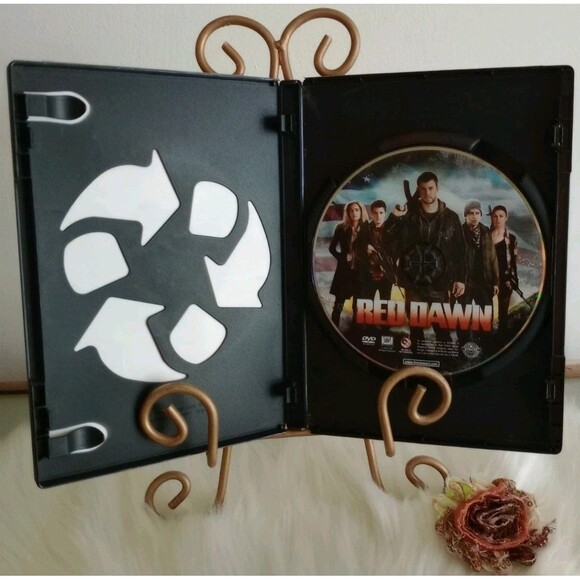 Red Dawn (DVD) Explosive Action Adventure Movie Chris Hemsworth, Josh Hutcherson - Picture 2 of 3